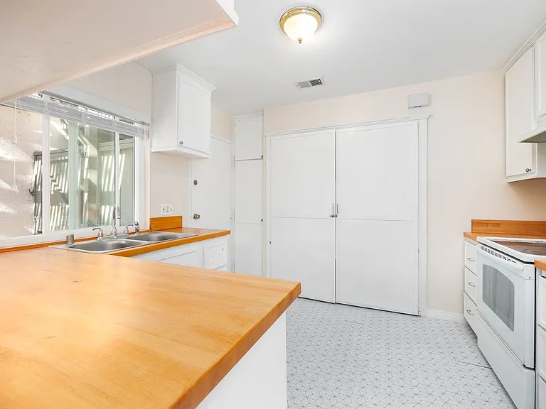 10536 Greenford Dr — Photo 7
