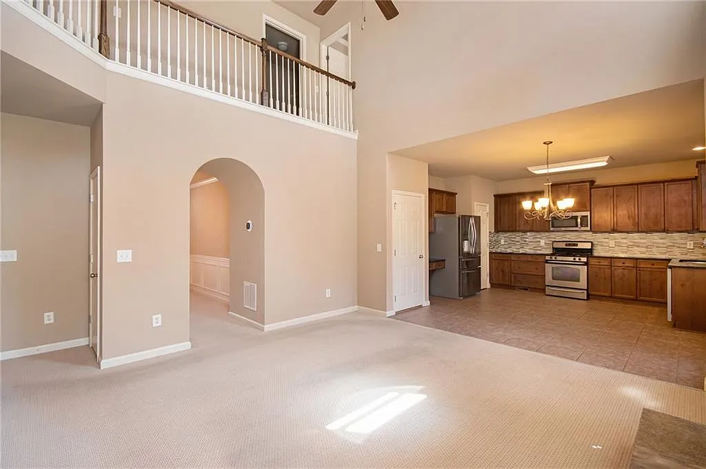 6 bed, 3.5 bath, 3756 sqft, $3,200 — Photo 4