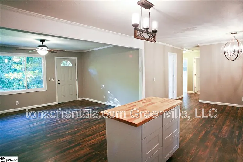 4 bed, 2.5 bath, 1600 sqft, $1,695 — Photo 2