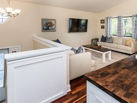 5th image of 751 Evergreen Ct