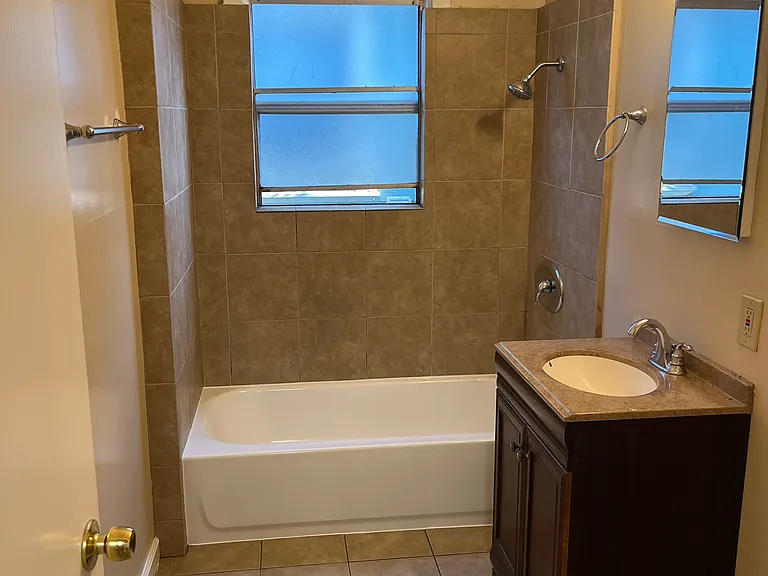 1148 1/2 E Arcadia Ct — Photo 3