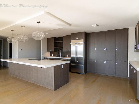 5th image of 999 Green St APT 2204