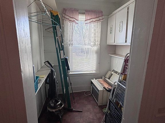 4th image of 839 W State St
