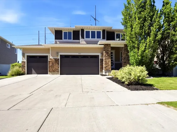 822 W Star Spangled Dr, Bluffdale, UT 84065