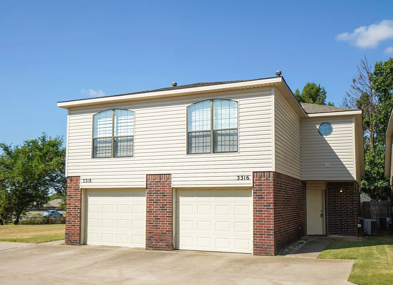 Spacious Duplex Near OU Campus — Photo 1