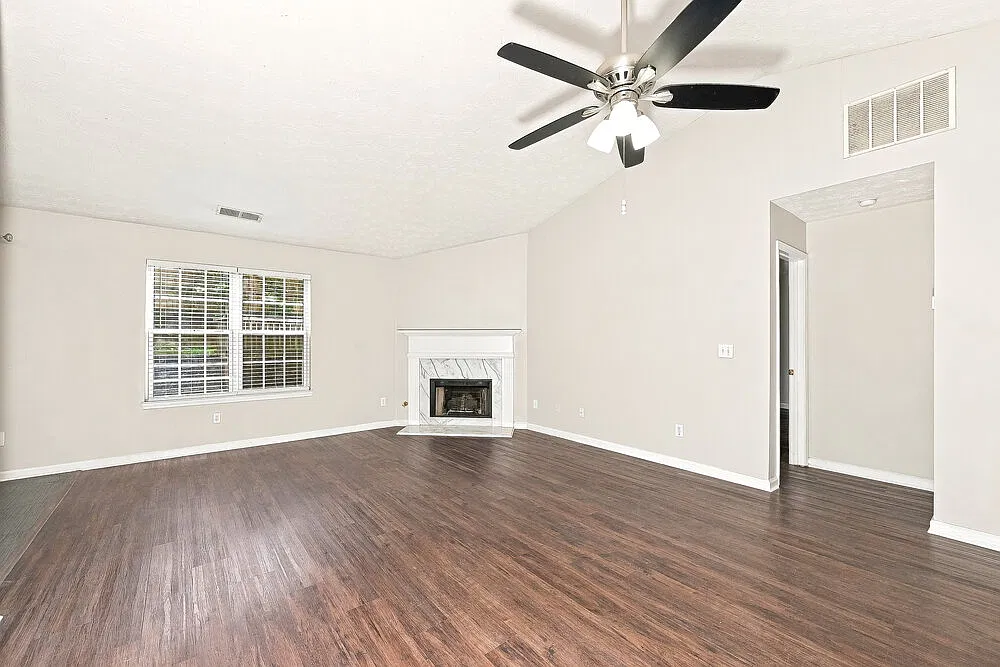 3 bed, 2.0 bath, 1440 sqft, $1,985 — Photo 3