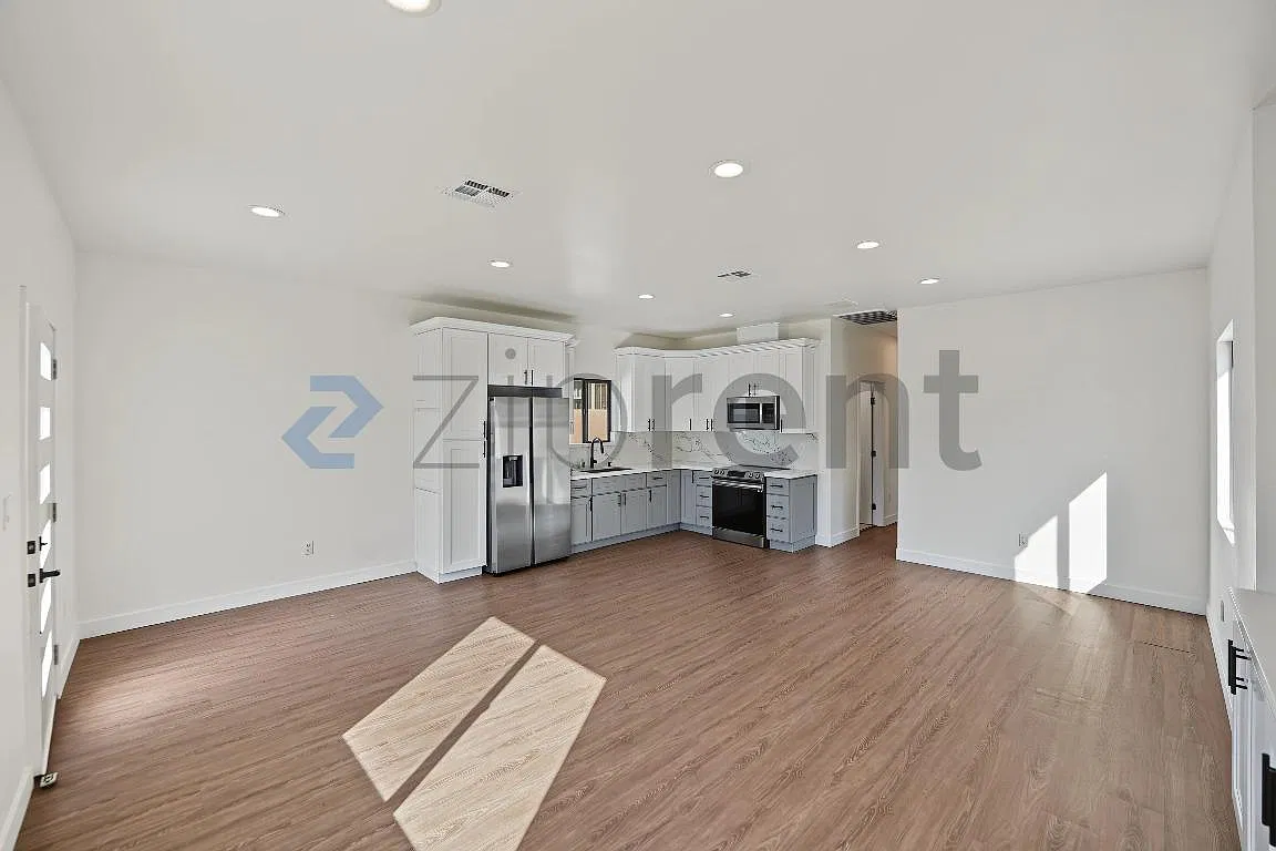 3 bed, 1000 sqft, $4,100 — Photo 1
