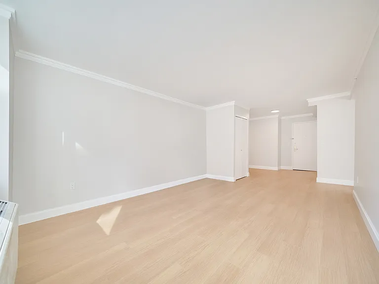 160 Riverside Blvd #10J — Photo 4