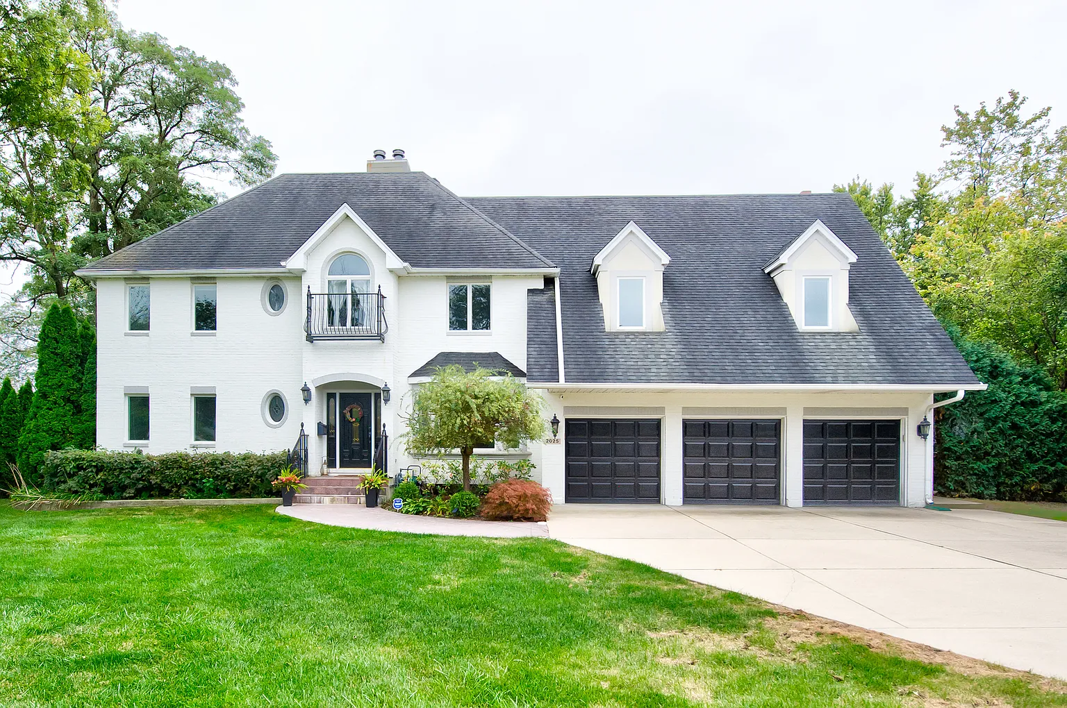 2025 Maplewood Rd photo 1