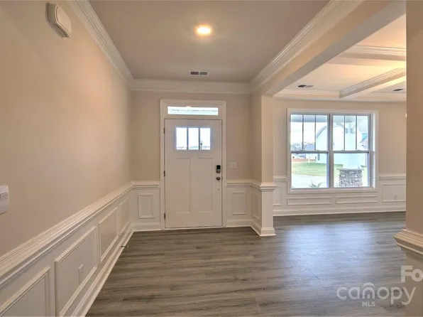 310 Fox Cove Rd, Hendersonville, NC 28792