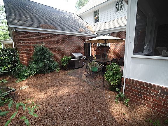 2nd image of 302 Dupont Cir