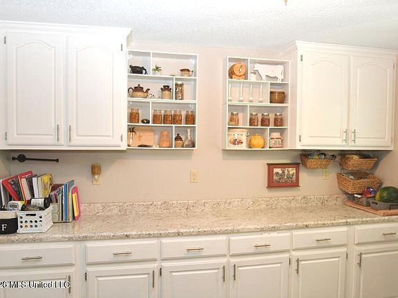 4th image of 725 Shinault Rd