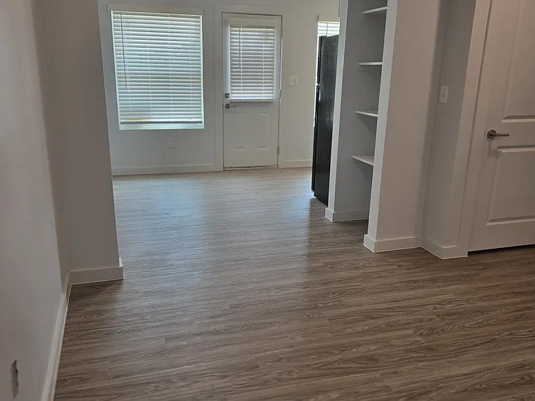 Sabine Apartments — Photo 5