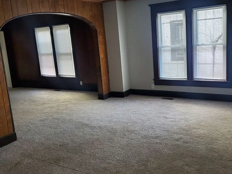 623 W 9th St — Photo 2