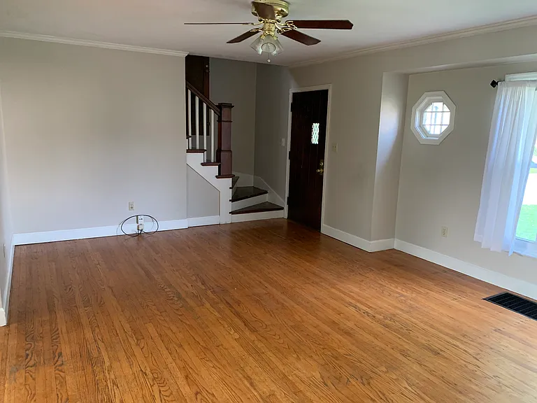 2590 E Burnett Ave — Photo 29