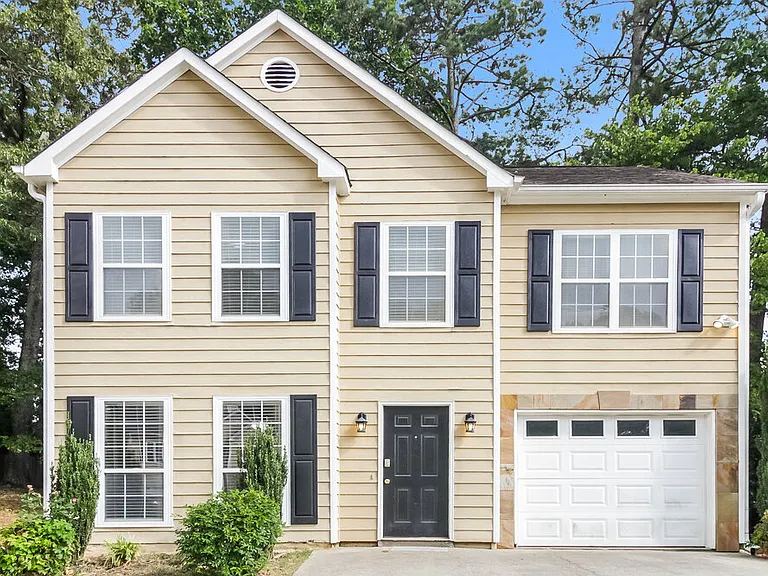 2320 Kissing Tree Ln SE — Photo 1