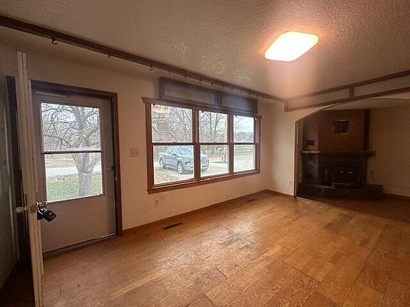 4th image of 636 1st St NW