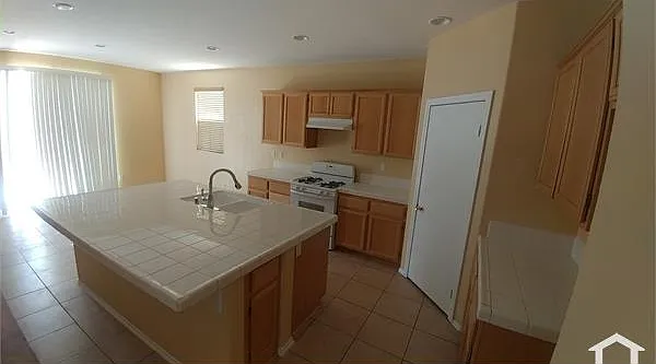 4 bed, 2800 sqft, $3,395 — Photo 2
