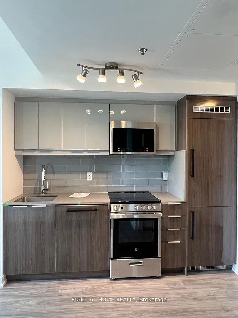 Merge condos — Photo 1