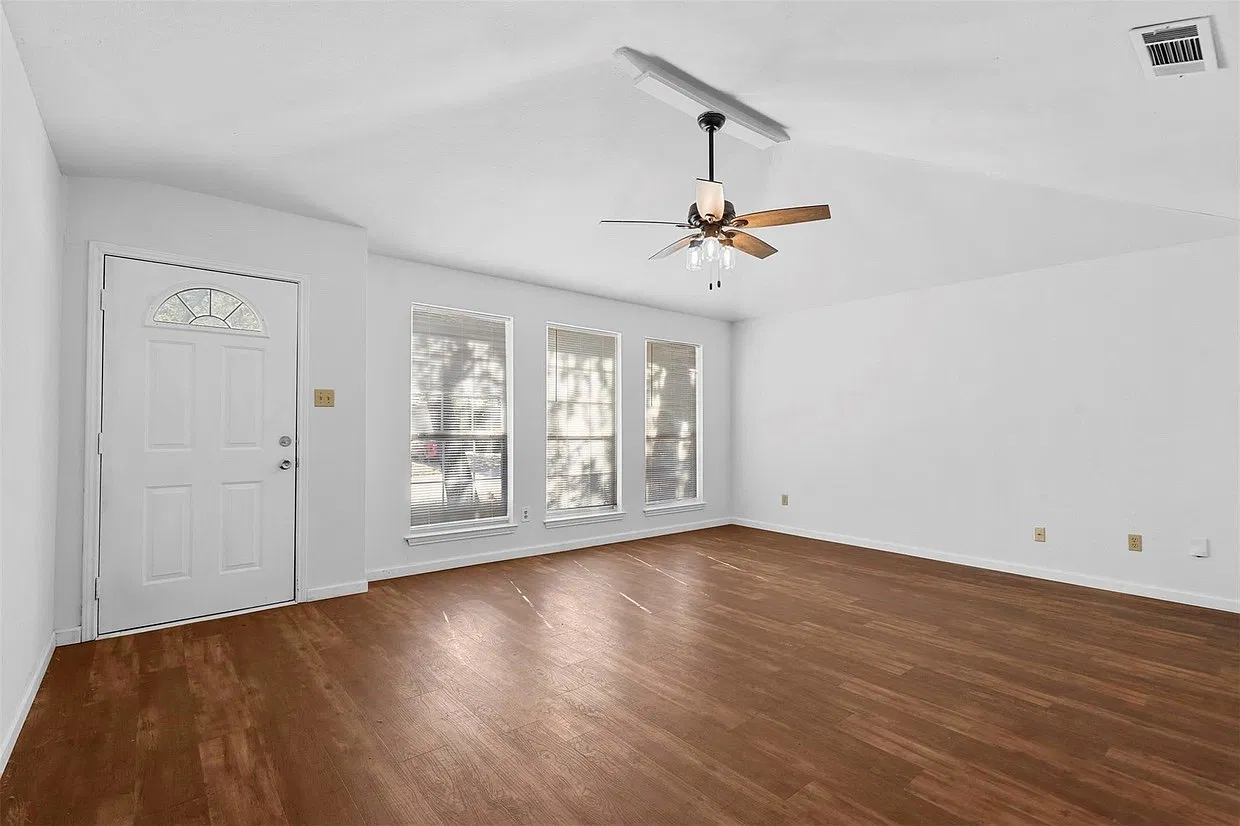 3 bed, 1180 sqft, $2,300 — Photo 4