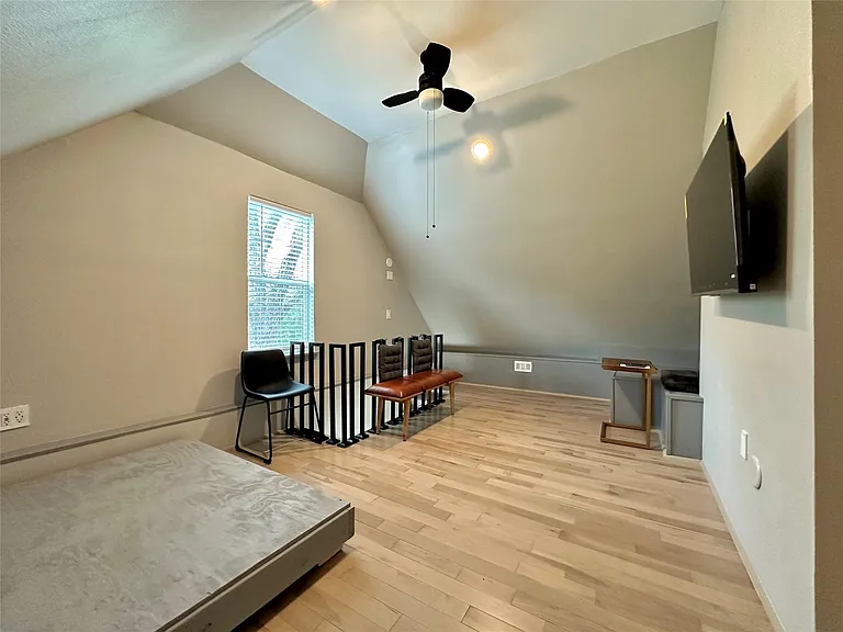 914 E 39th St #2 — Photo 17
