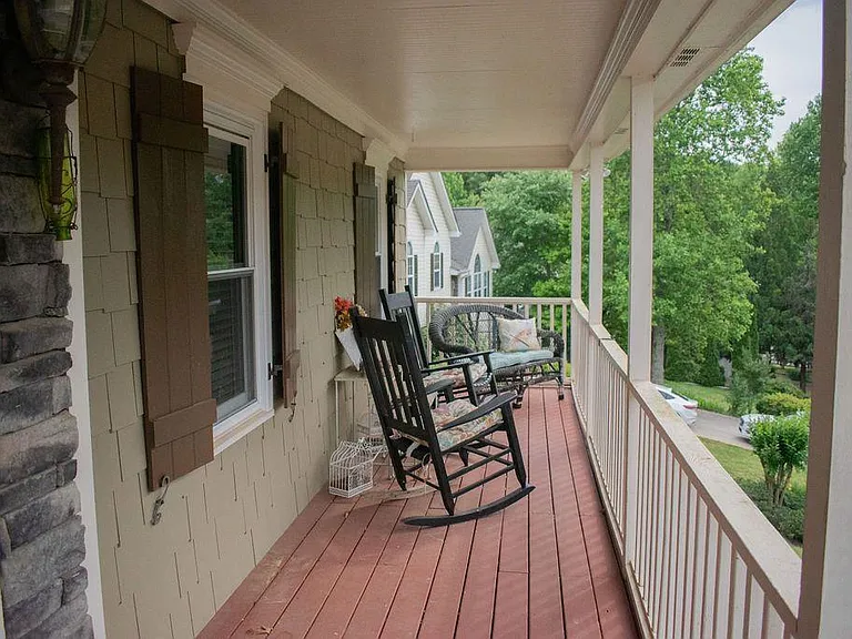 1028 Queensbury Run — Photo 4