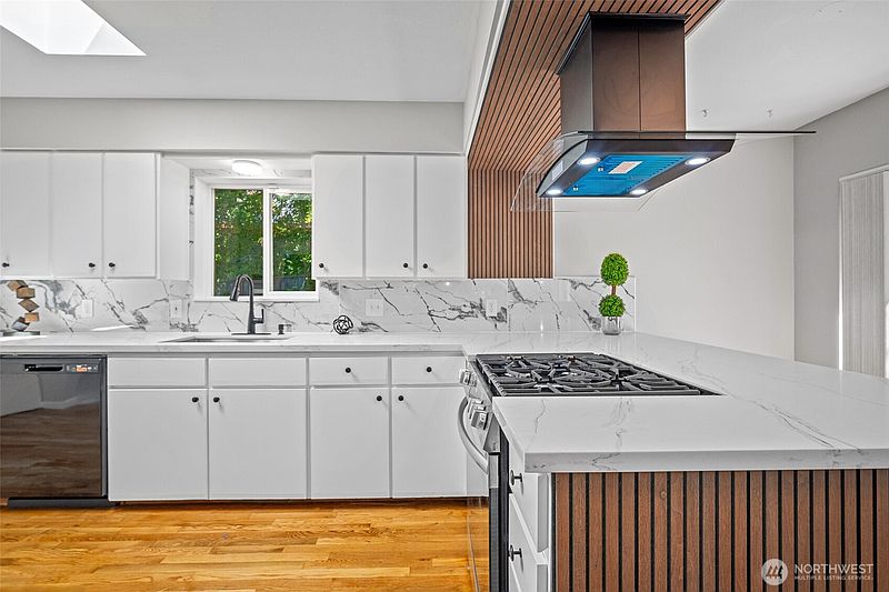 3rd image of 1216 E Clearbrook Drive