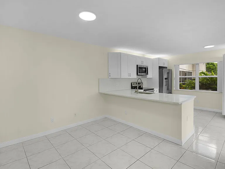 2442 SW Danbury Ln — Photo 14