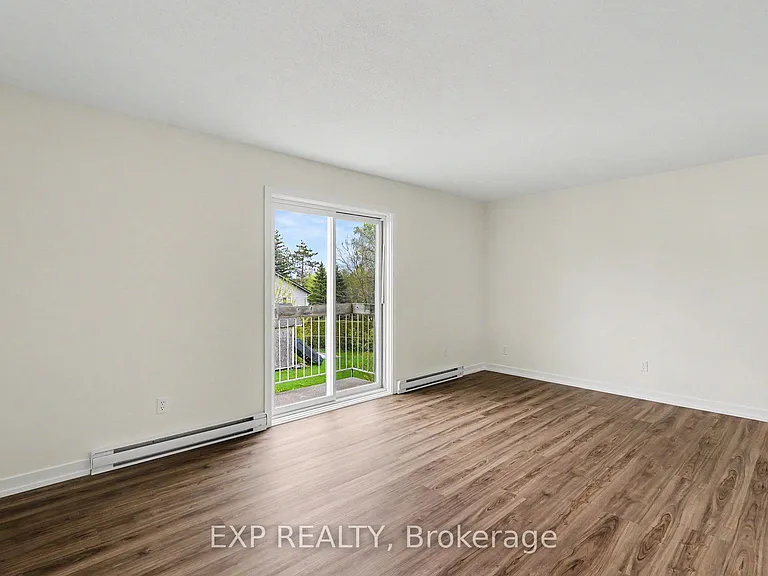 875 Laurier St #12 — Photo 4