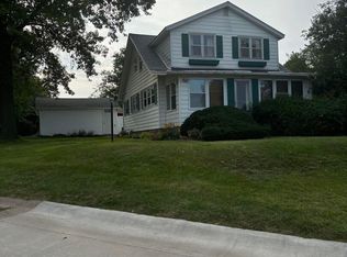 530 N 11th St, Clinton, IA 52732