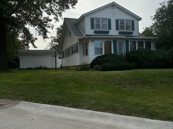 530 N 11th St, Clinton, IA 52732