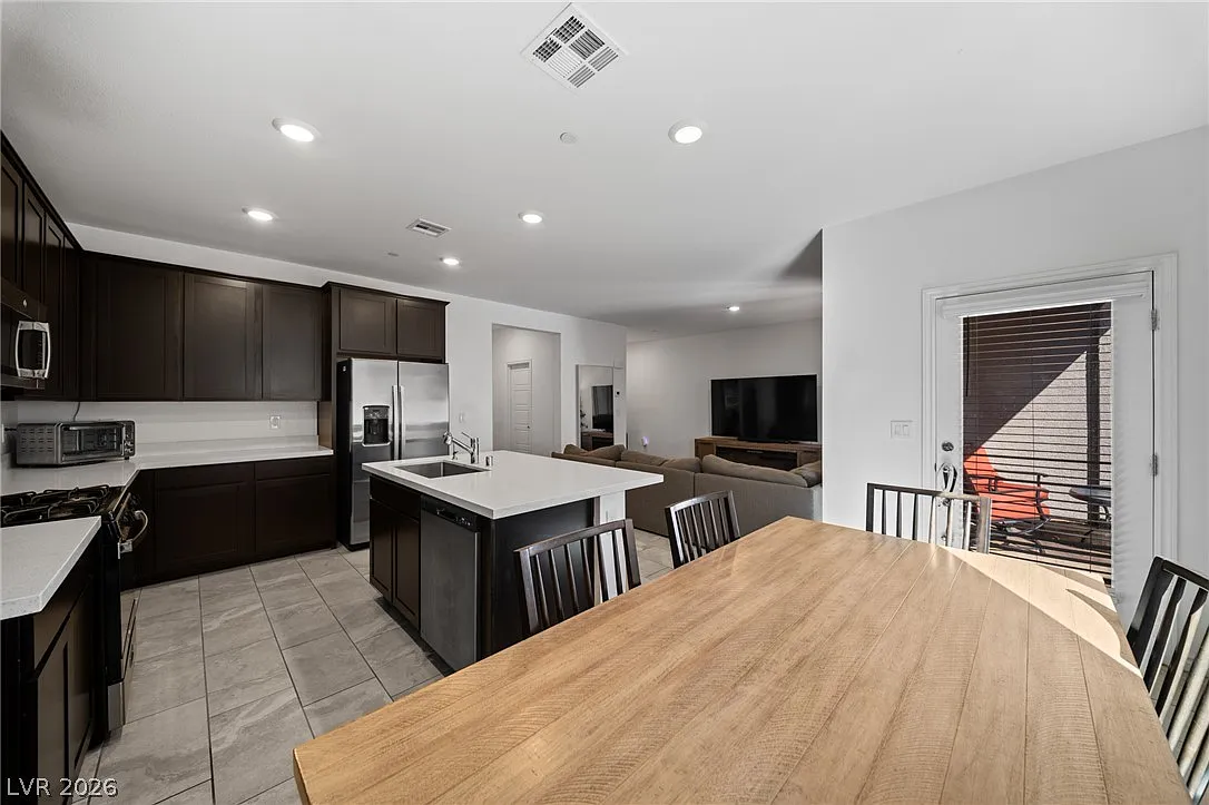 2 bed, 2.5 bath, 1657 sqft, $2,200 — Photo 2