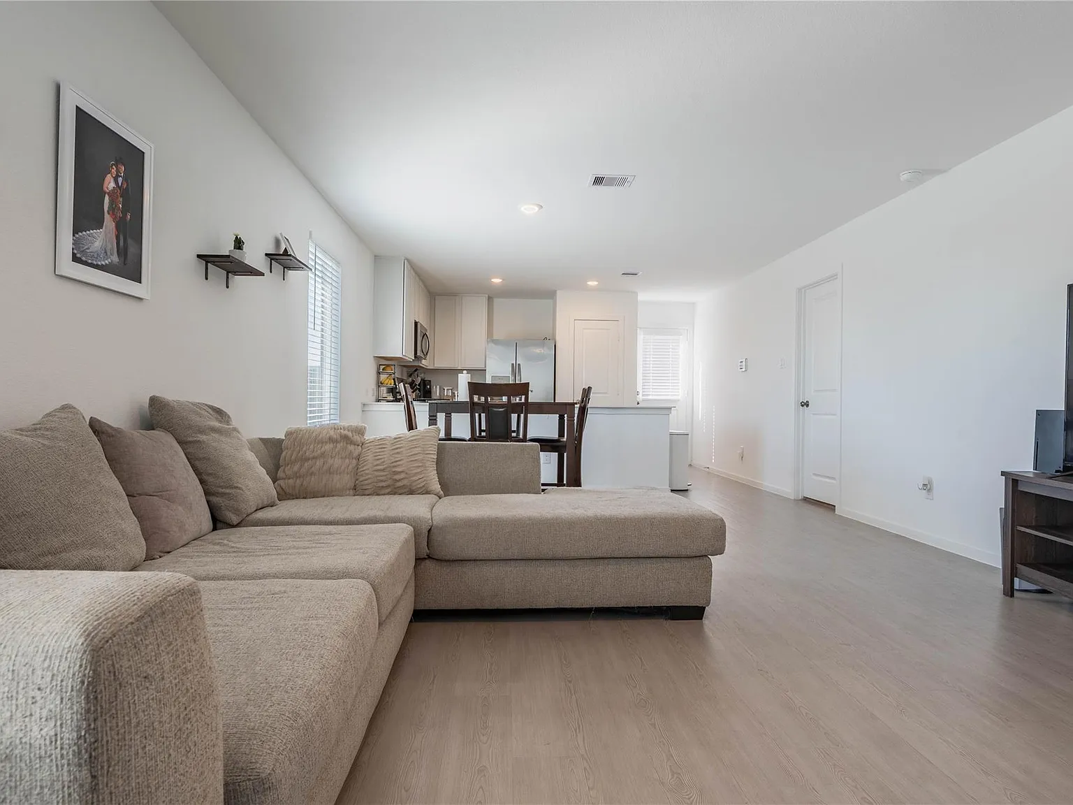 3 bed, 2.0 bath, 1500 sqft, $1,800 — Photo 4