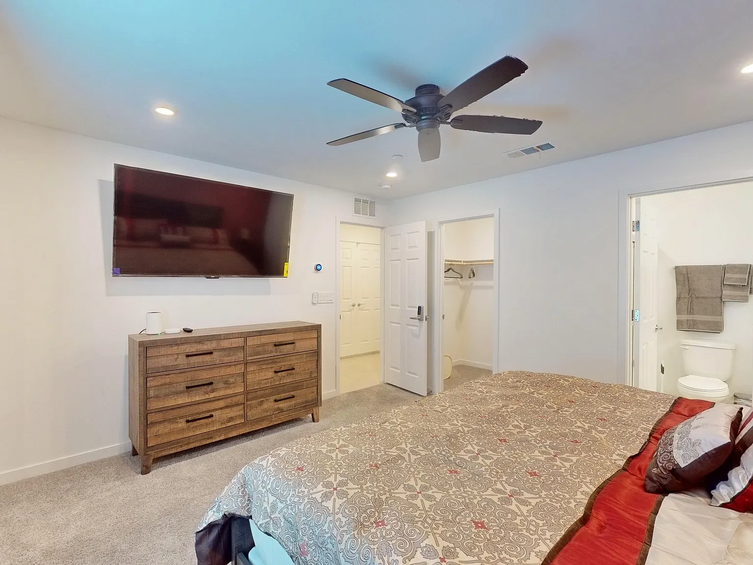 4 bed, 3.5 bath, 2041 sqft, $3,300 — Photo 3