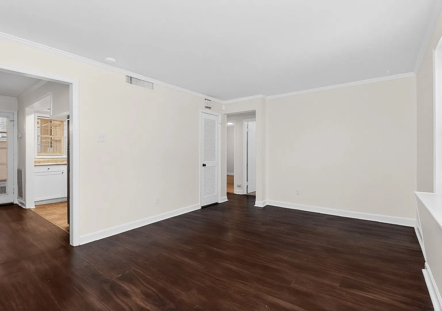 Lovely Two Bedroom Condo in Cotswold! — Photo 3