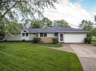 13 Devon Ln, Williamsville, NY