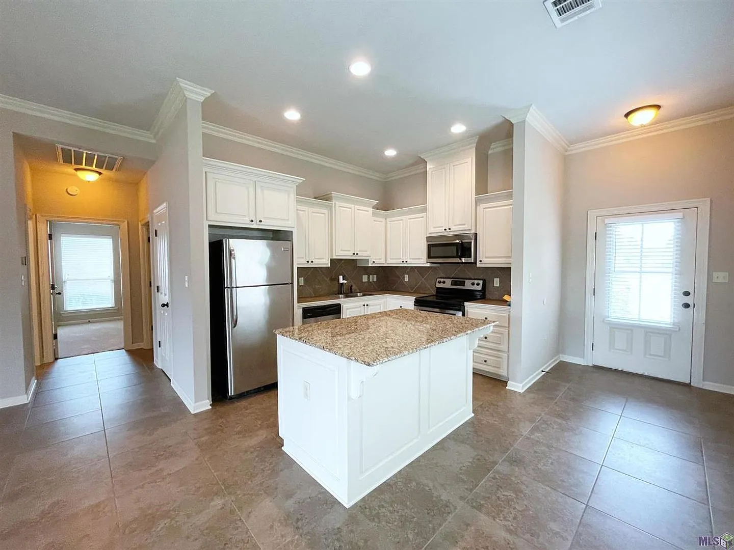 3 Bedroom House in a Gated Community — Photo 4