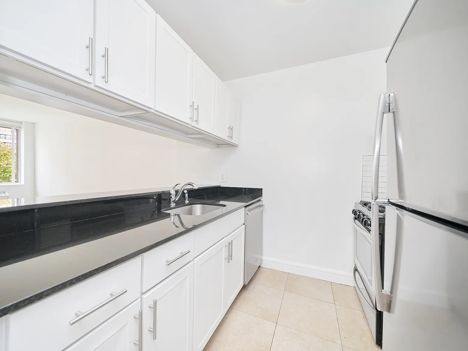 160 Riverside Boulevard — Photo 4
