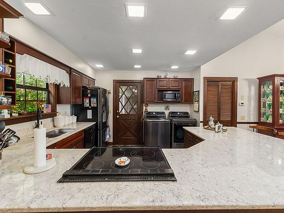 4th image of 834 Summit Rd