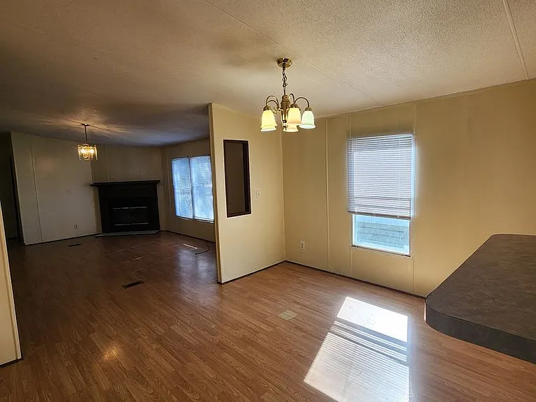 944 Hollywood Dr — Photo 16