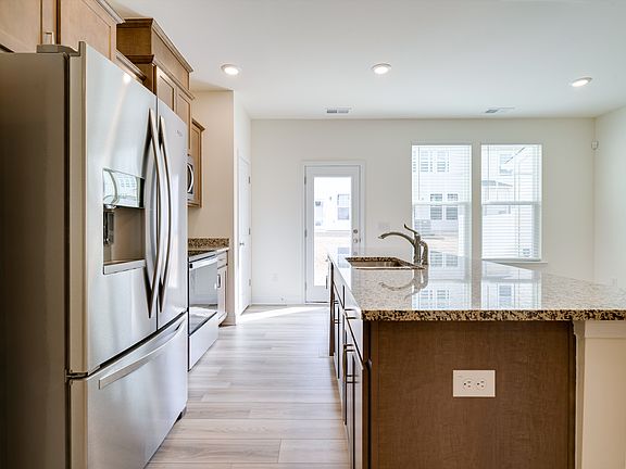 4th image of 30 Kingham Ln