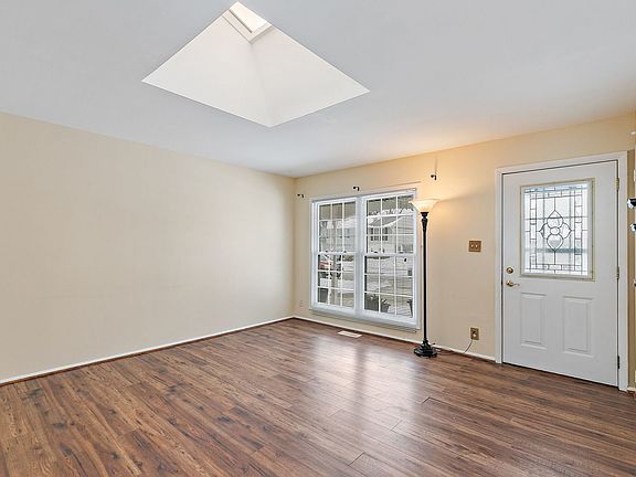 4th image of 213 Villa Rd