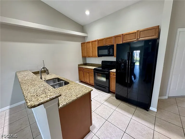 704 SE 6th Ter — Photo 3