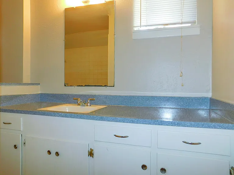 401 Betchan St #4A — Photo 12