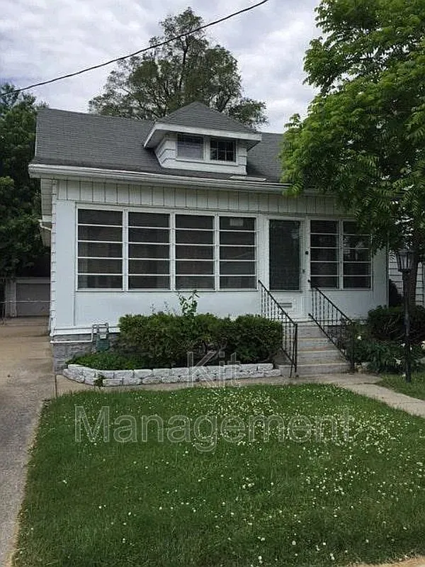 Bright 2-Bed, 2-Bath Gem in Toledo Updated, Spacious, and Move-In Ready! — Photo 1