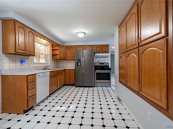 5th image of 385 Fisher Rd