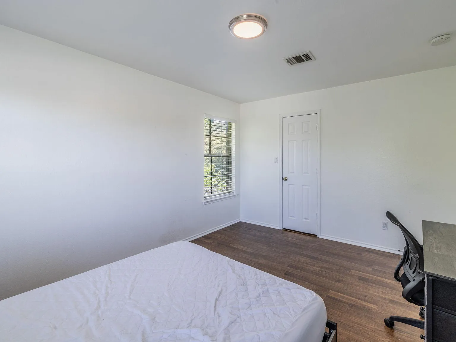 4 bed, 2.5 bath, 3291 sqft, $815 — Photo 3
