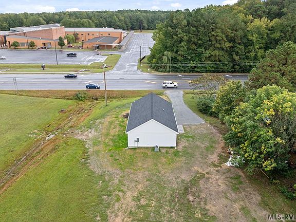 2nd image of 1040 Sussex Dr