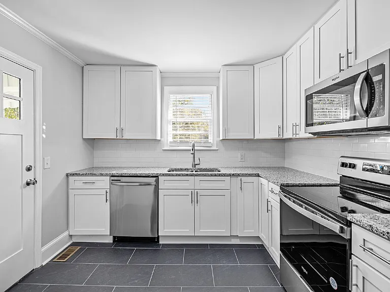 206 Raynor St — Photo 2