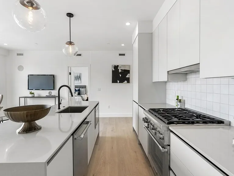 472 W Broadway #502 — Photo 10